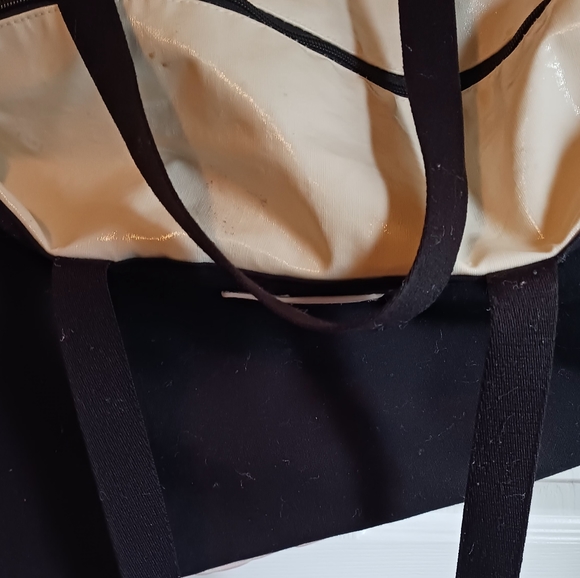 LARGE VICTORIA'S SECRET DUFFLE BAG - Picture 8 of 10